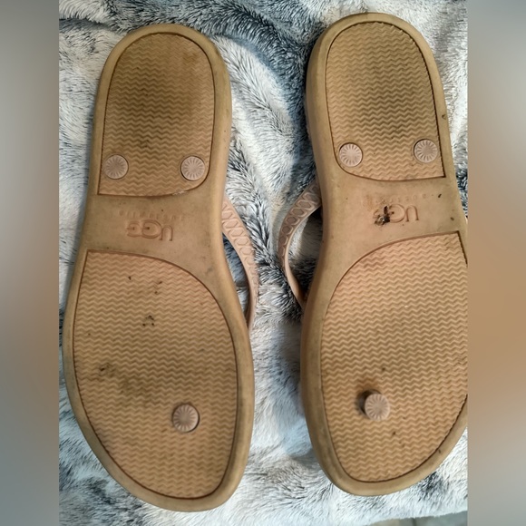 UGG sherpa lined pink flip flops - Picture 3 of 3